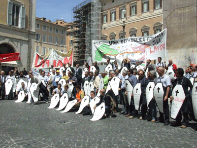 La manifestazione dei ferrovieri davanti Montecitorio, a Roma