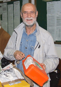 Peppe Lombardo con cassetta medicinali